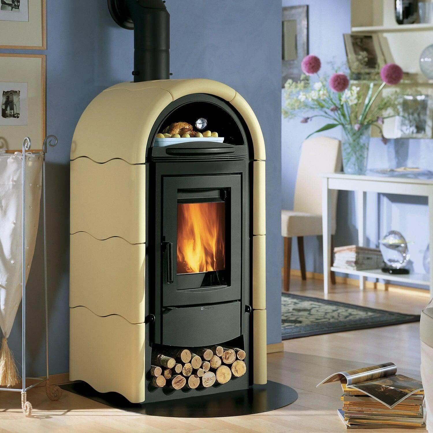 Eleganter 🍂 Kamin in Cremefarben, ideal für Wohnräume, mit 🔥 loderndem Feuer und Holzvorrat.