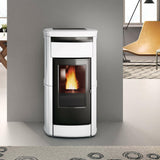 Wasserführende Pelletofen Edilkamin Kira2 H 18 Up mit Keramikverkleidung.