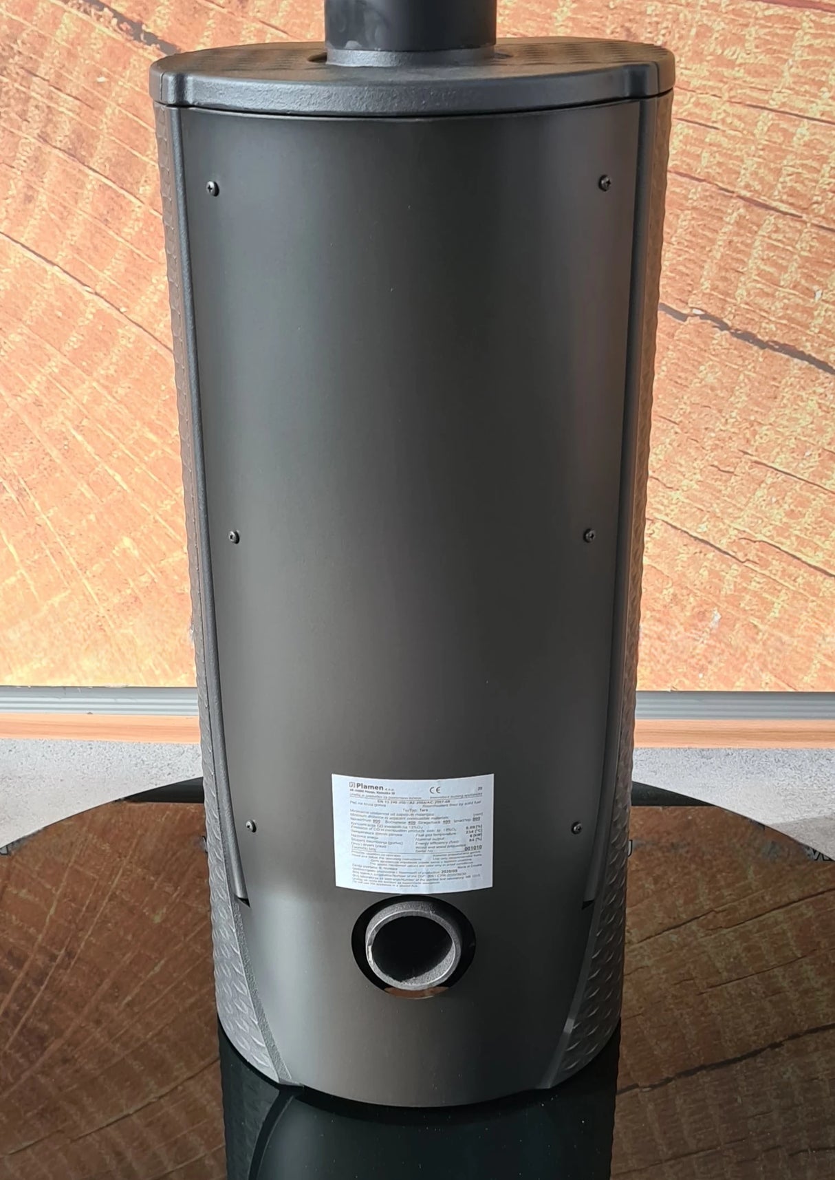 Designový litinový krb Plamen Tara – nezávislý na vzduchu v místnosti