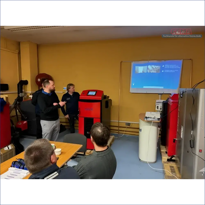 Indoor Präsentation des Pelletkessel Thermoflux Pelling 25 ECO 25 KW für nachhaltige Heizung